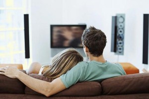 Создать мем: влюбленные смотрят фильм картинки, двое у телевизора, пара смотрит телевизор ужасы пнг