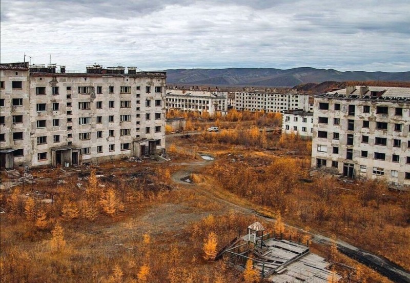 Создать мем: брошенные города россии, заброшенные города россии, сусуман долина смерти