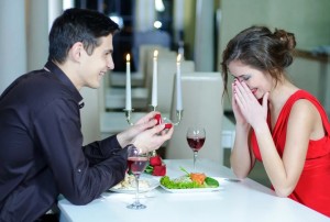 Создать мем: необычное предложение руки и сердца, мужчина, романтический ужин