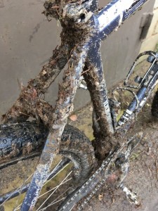 Создать мем: грязна, mud, езда на велосипеде