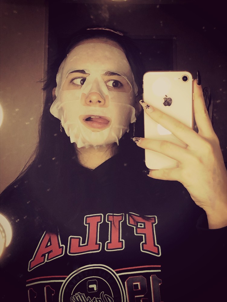 Создать мем: тканевые маски для лица, фильтр для селфи маска плачущее лицо, человек