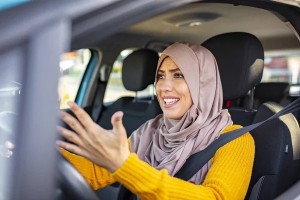 Создать мем: женщина водитель, молодая мусульманка, мусульманские женщины