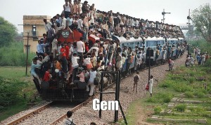 Создать мем: поезд в индии с людьми, поезд, поезд в индии