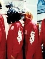 Создать мем: slipknot 1998, slipknot slipknot 1999 обложка, slipknot оранжевый комбинезон