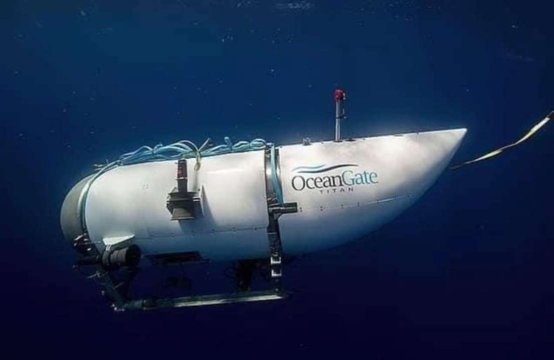 Create meme: oceangate titanic expedition, underwater bathyscaphe submarine, underwater vehicle titan