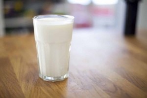 Создать мем: белое молоко, молочная продукция, стакан молока