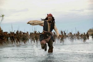 Создать мем: капитан джек воробей бежит, кадры из фильма пираты карибского моря, джек воробей кадр