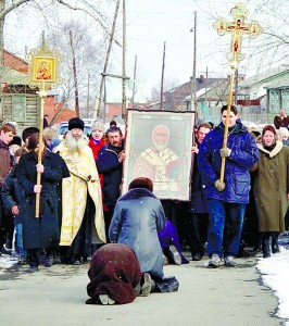 Создать мем: крестный ход в первоуральске 2022 год, работорговля, на коленях православие