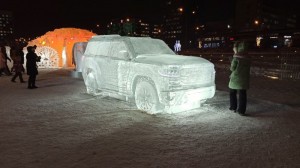 Создать мем: ледяные скульптуры, мерседес из снега, автомобиль