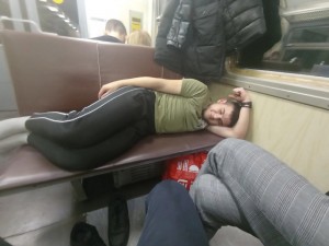 Создать мем: девушка уснула в метро, пьяные девушки в электричке, человек