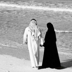 Создать мем: мусульманская пара, араб и арабка, мусульманка с мужем в море