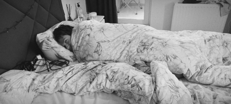 Создать мем: теплое одеяло, во сне, девушка в кровати