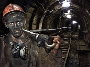 Создать мем: шахтёр мод, шахта, шахтер добывает уголь