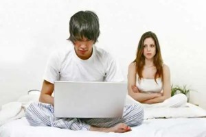 Создать мем: муж и жена за компьютером, зависимость от компьютерных игр, женщина