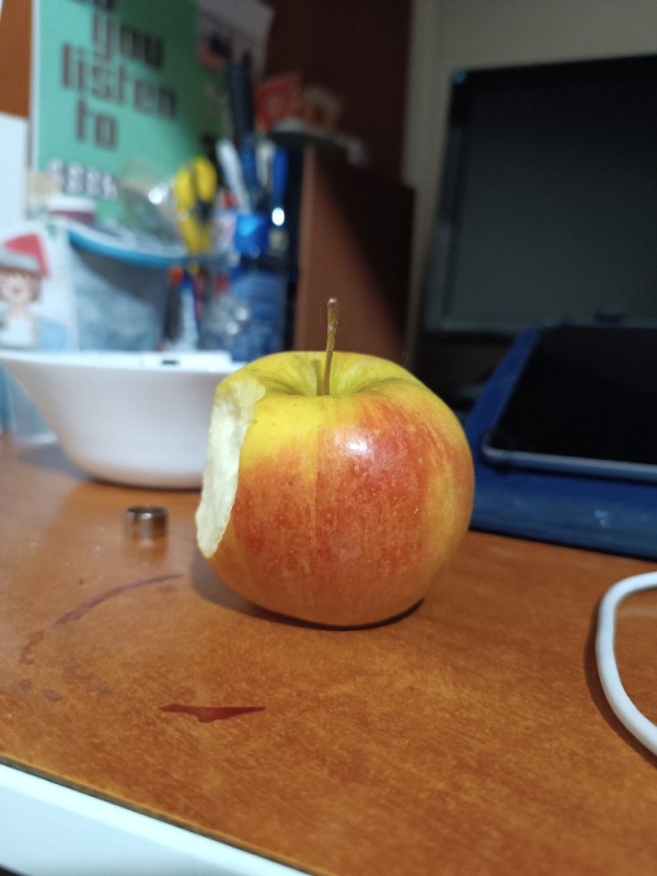 Создать мем: яблоко гигант, красное яблоко, яблочная