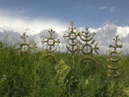 Создать мем: midsummer meadow, скульптура, скульптура земля