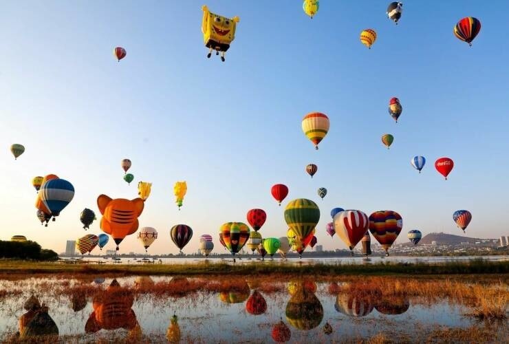 Создать мем: albuquerque international balloon fiesta, воздушный шар полет, hot air balloon