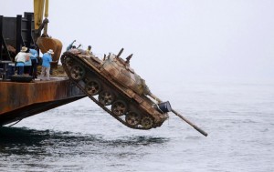 Создать мем: подводный танк, затонувшие боевые корабли, танк тонет
