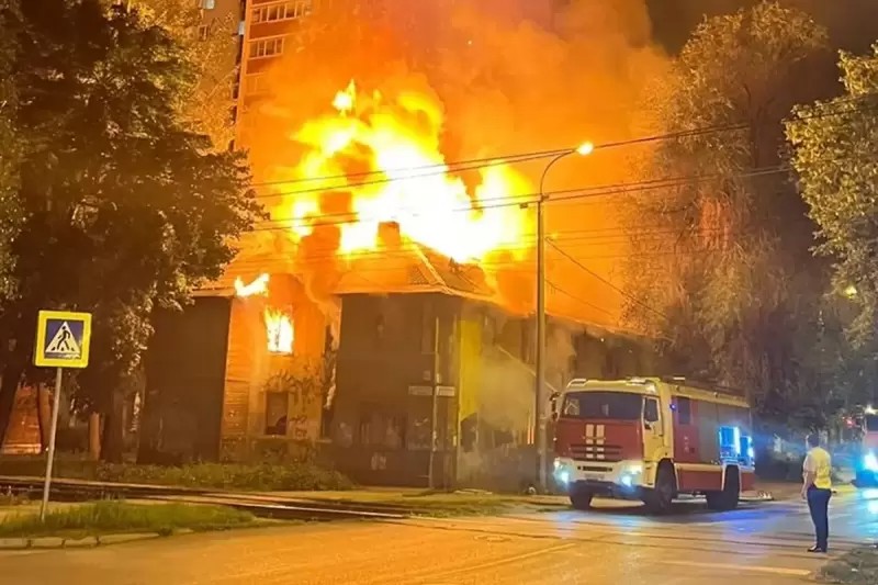 Создать мем: горящий дом ночью, пожар в оренбурге, пожар в здании самарского гувд
