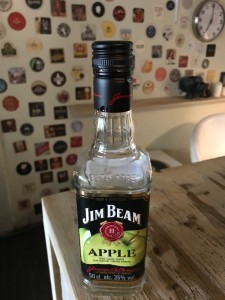 Создать мем: бурбон jim beam apple, виски jim beam, jim beam apple