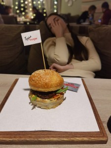 Создать мем: гамбургер, мегабургер black star, предметы на столе