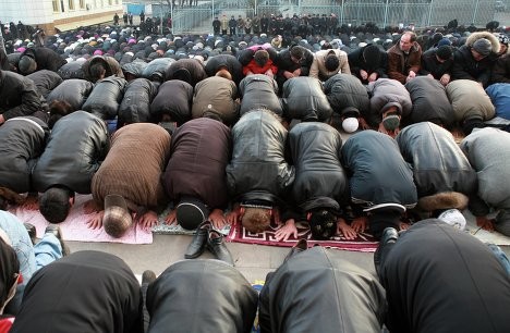Создать мем: мусульмане молятся на улице, курбан байрам москва, ураза-байрам