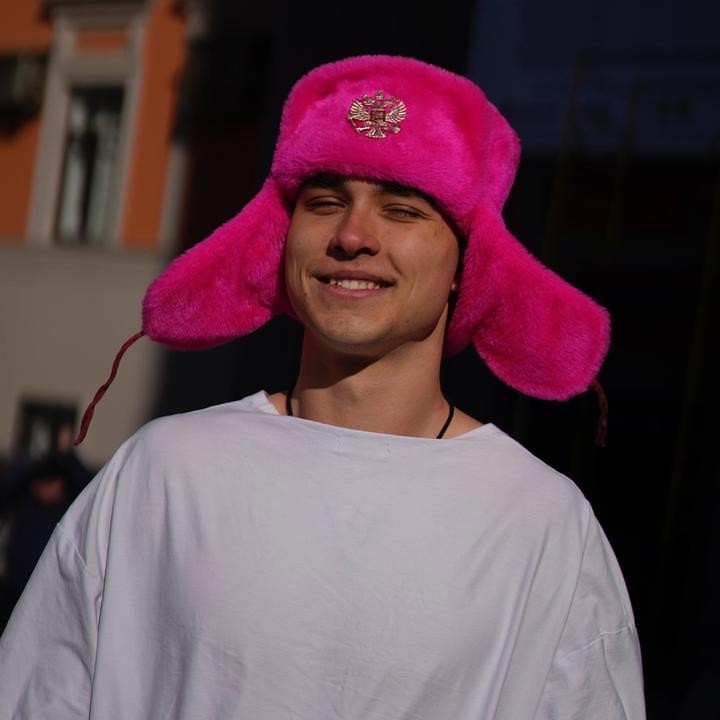Создать мем: мужчина, розовая шапка, лизогуб