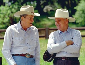 Создать мем: р. рейган и м. горбачёв отдыхают на ранчо рейганов в калифорнии, 1992 год, горбачев и рейган на ранчо, клайд уилсон вестерн