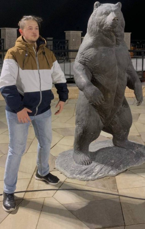 Создать мем: статуя медведя, медведь, фигура медведя
