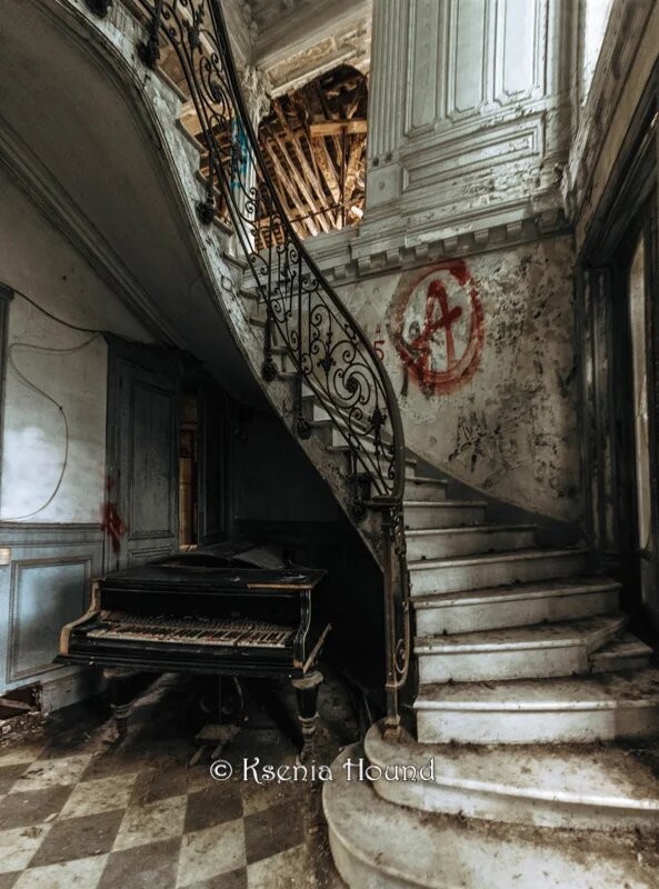 Создать мем: лестница парадная, заброшенный особняк, заброшенное пианино