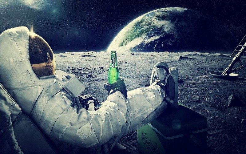 Создать мем: космонавт, космос, космонавт с пивом