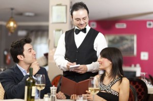 Создать мем: waiter order, пара в ресторане и официант, в ресторане спрашиваем у официанта