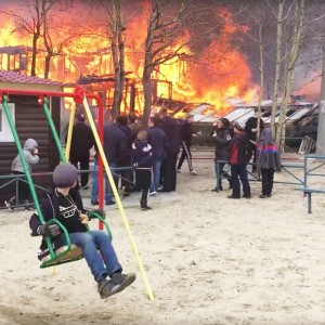 Создать мем: мальчик на качелях пожар, мальчик на качелях на фоне пожара, ноябрьск, качающийся на качелях рядом с горящим домом