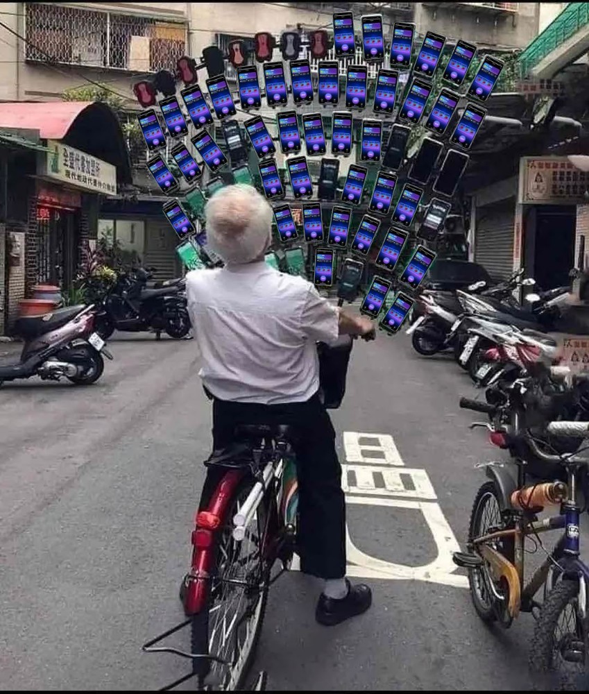 Создать мем: куча телефонов на велосипеде, ловить покемонов, дед из китая с смартфонами
