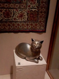 Создать мем: скульптура кошка, старинная фигурка кошка бронза, статуэтка голова кота