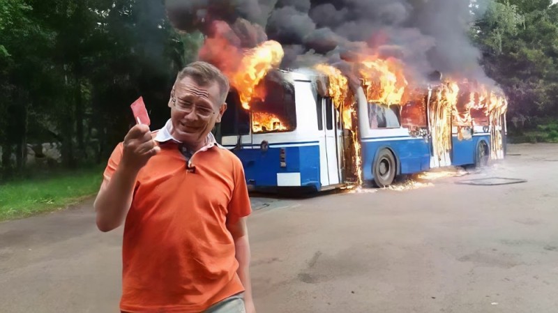 Создать мем: приколы 2017, троллейбус горит, троллейбус горит мем