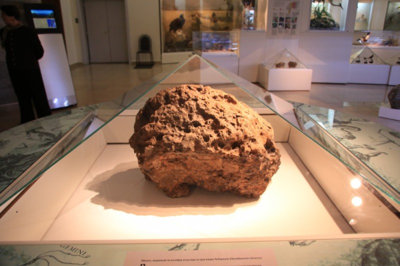Создать мем: падение метеорита челябинск, метеорит челябинск, краеведческий музей челябинск метеорит