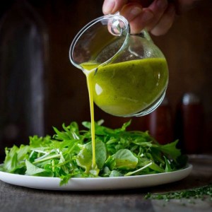 Создать мем: салат с оливковым маслом, vinaigrette, салатная заправка масло и зелень