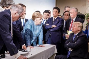 Создать мем: трамп сидит меркель, трамп меркель, трамп g7