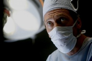 Создать мем: врач, доктор из сериала эпидемии, операционная маска пациента