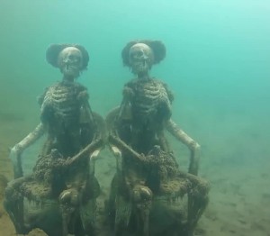 Создать мем: находки под водой, скелет под водой, страшные находки под водой