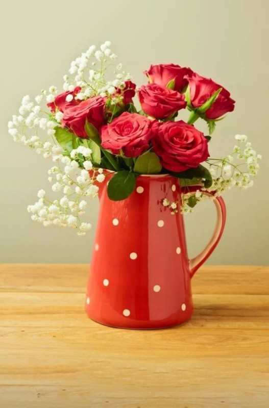 Создать мем: цветы в кувшине, розы красивые, ваза в горошек с цветами