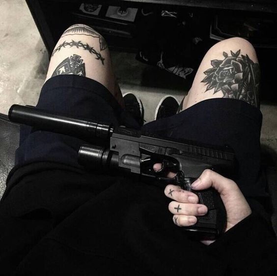 Создать мем "gun, пистолет, татуировки оружие". 
