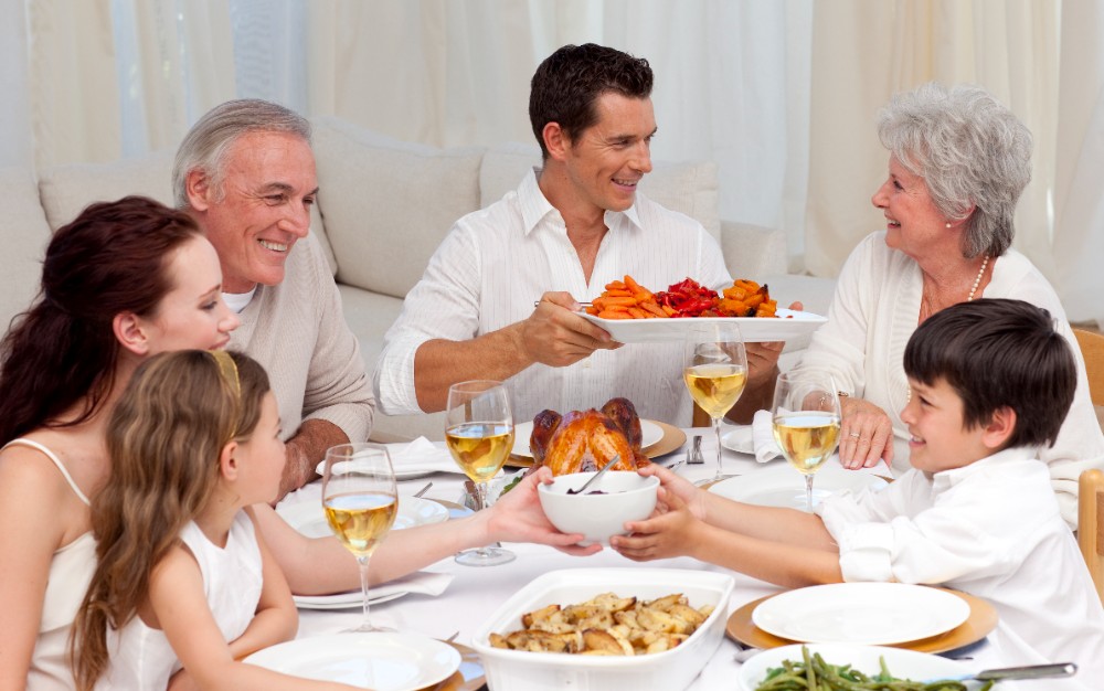 Создать мем: семейный обед, счастливая русская семья за столом, большая семья за праздничным столом
