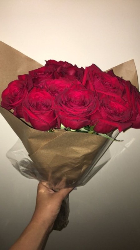 Создать мем: букет красных роз, букет цветов, букет роз в руках