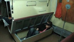 Создать мем: плацкарт верхняя полка фото, спящие в метро, спит в вагоне метро