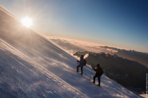 Создать мем: les arcs, подняться на верх эльбруса на снегоходе, почему на высоте трудно дышать