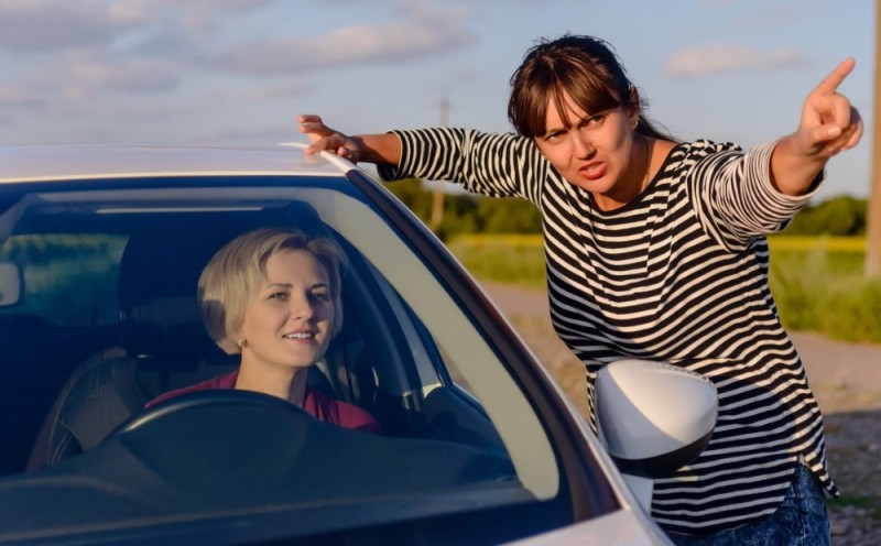 Создать мем: водитель женщина, счастливая девушка, автомобиль