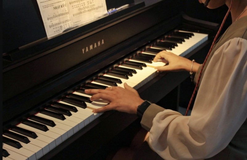 Создать мем: ноктюрн шопен из фильма пианист, игра на пианино, играть на пианино
