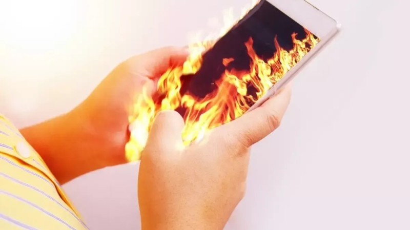Создать мем: огонь, мобильный телефон, горячий смартфон